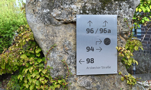 Schild zum Hof Arsbecker Strasse 94 in Wegberg Merbeck Claudia Paulsen Design